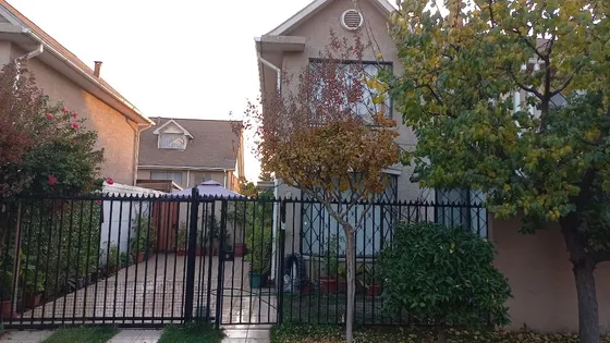Cómoda Casa De 2 Pisos,  En Sector Residencial Consolidado