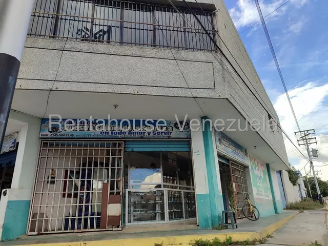 En Alquiler Local Comercial De 167 Mts Ubicado A Pie De Calle En El Corazon Del Centro Comercial De Guacara. Su Locacion En Esquina Es Un Atractivo Para Emprender Su Negocio