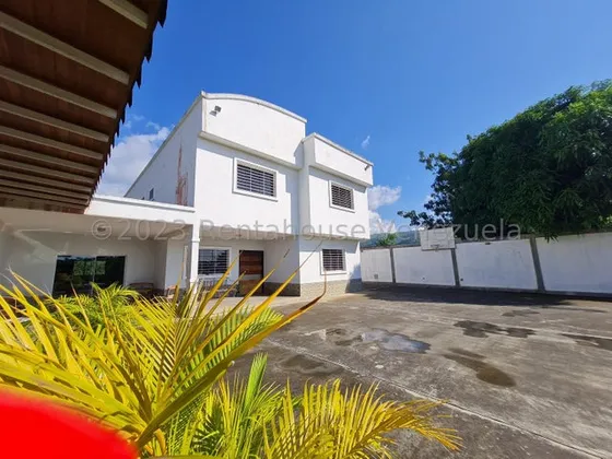 Maritza Lucena Vende Bella Y Moderna Casa Con Vista Panorámica, Hermoso Jardín Con Gran Siembra, Ambiente De Frescura, Amoblada, Cocina Moderna, Piso De Porcelanato, Habitación Principal Con Vestier.