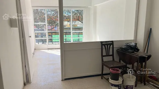 Oficina Con División, Al Frente, Sobre Av. Maipú