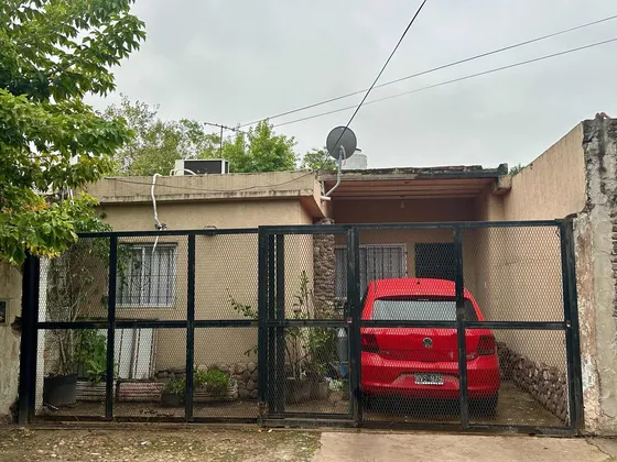 Casa En Venta - 2 Dormitorios 1 Baño - Cochera - 194mts2 - Ituzaingó