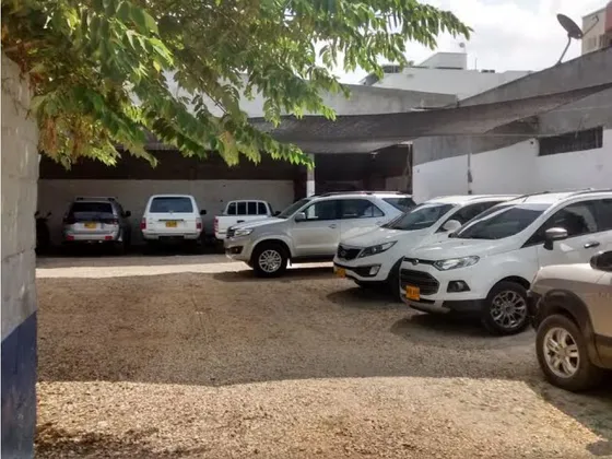 Parqueadero, 6 Locales,un Aparta-estudio  