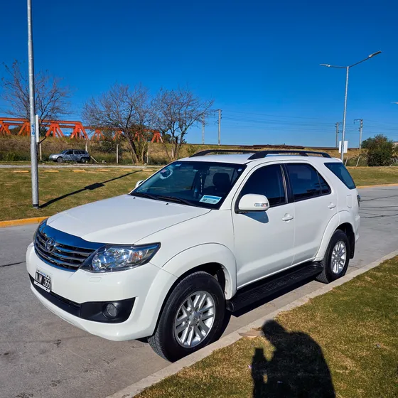 Toyota Hilux Sw4 2.7 Srv Cuero Vvti 4x2 4at 7 Asientos