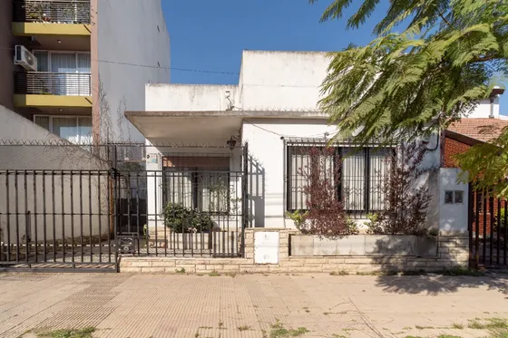 Casa En Venta En Morón Centro  Ideal Vivienda O Desarrollo Inmobiliario - Dueño Directo - Acepta Permuta