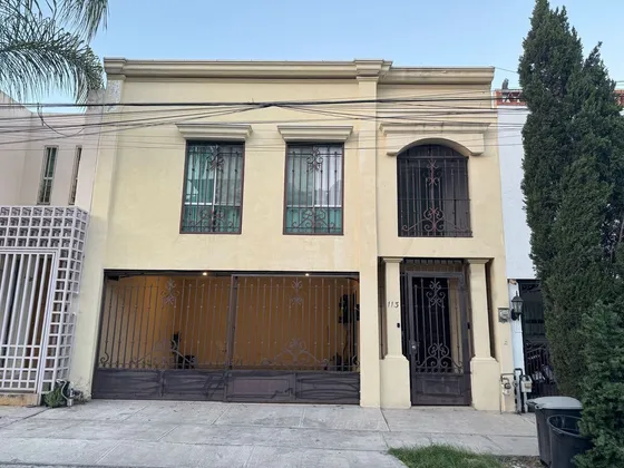 Casa En Venta Remodelada, En Cumbres Élite, A Media Cuadra Parque Cumbres Élite