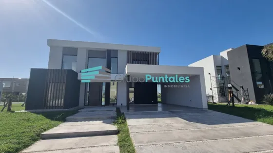 Hermosa Casa En Venta En Barrio Lagos De Canning Con 5 Dormitorios Y Pileta