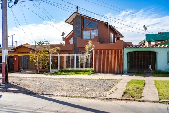 Casa De Dos Niveles Ampliada En Plena Avenida En L...