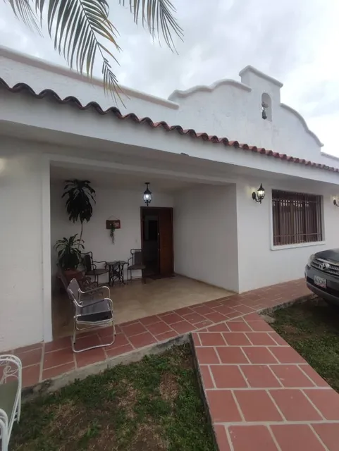 Casa A Remodelar En Venta En Urbanizacion Guaparo Valencia. St