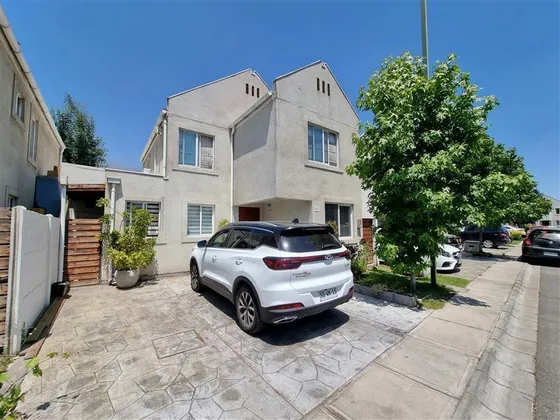Casa En Venta De 4 Dorm. En Peñalolén