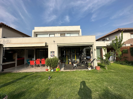 Casa Estilo Mediterránea Con Piscina, Quincho Y Terraza Casa Estilo Mediterránea Con Piscina, Quincho Y Terraza