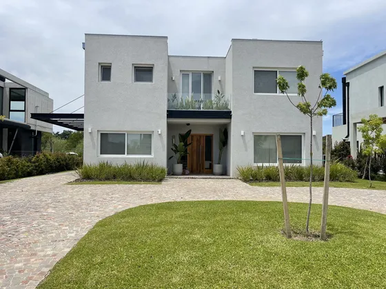 Casa 3 Dorm. En Acacias - Puertos