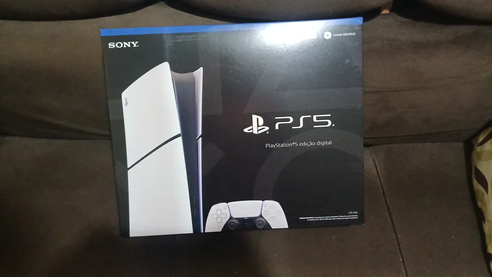 PS5 Slim Digital em ambiente doméstico