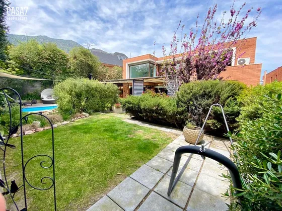 Casa En Venta De 5 Dorm. En Las Condes