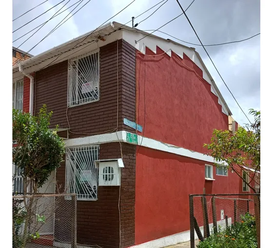 Casa Esquinera De 2 Pisos, Cercana A Avenida Principal Y Parques