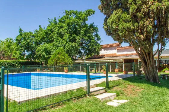 Terreno Único En Maschwitz - Amplio Potencial - Hoy Complejo Deportivo Y Casa De Eventos -