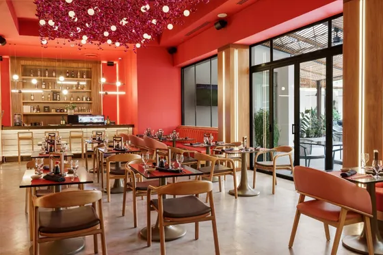 Traspaso Local Para Restaurante Con Estacionamiento En Av. Principal Zona Industrial Valencia