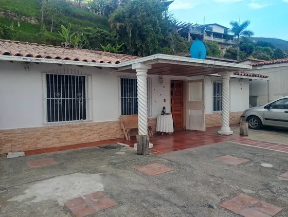 Casa En Venta Con Amplios Jardines En La Fontanera, Los Teques.