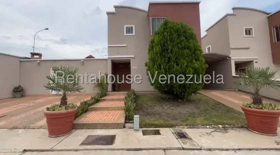 Casa En Venta Barquisimeto Urbanización Ciudad Roca Conjunto Cerrado Vigilancia Privada Planta Eléctrica Propia Cuatro Habitaciones Pisos De Porcelanato - Eduardo Nunes