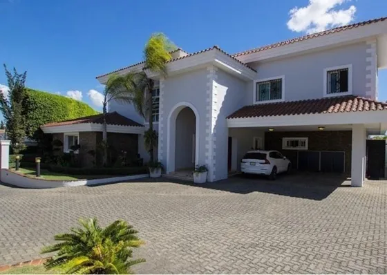 Venta Casa En Cuesta Hermosa,  Arroyo Hondo, Santo Domingo.