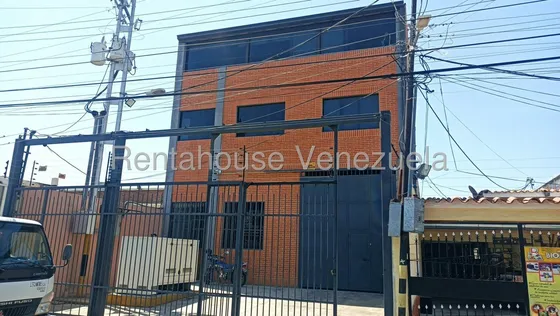  Galpon De 455 Metros Oficinas Y Sala De Reuniones, Planta Electrica De 64 Kva , Tanque Subterraneo De 15 Mil Litros, Ubicado Muy Cerca Al Mercado Pereferico De Valencia. 