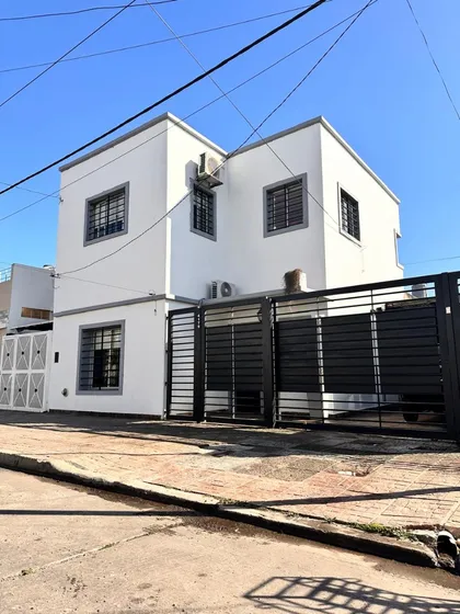 Casa Cuatro Ambientes Con Pileta, Quincho Y Garage