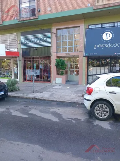 Zona Comercial Y Bancaria - Lineas De Colectivo En Puerta - Muy Luminoso