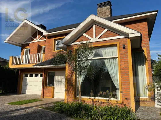 Casa En Venta 5 Ambientes En  Village Del Parque