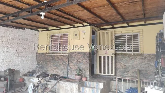 Daniela Linarez Vende Casas Amplia Con Seguridad Las 24 Horas Posee 108m2 Ubicada En Conjunto Cerrado De Cabudare Con Cocina Empotrada Cerca De Todo                                                    