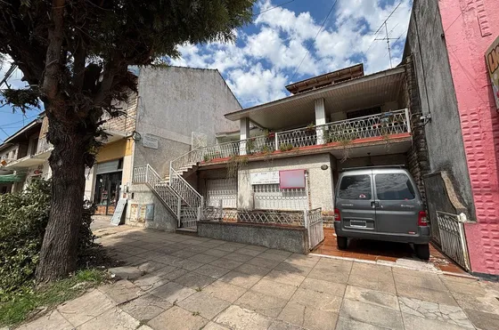 Venta Casa En Block Zona Luis Guillon!.