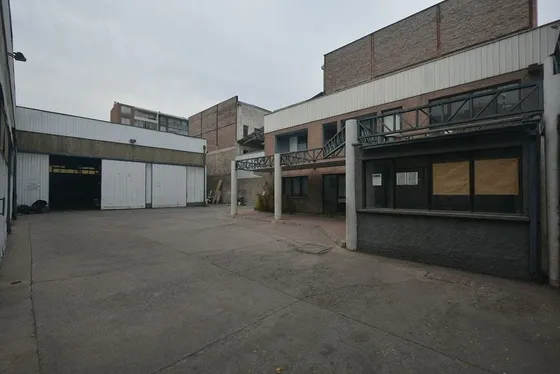 Bodega De 1133 M2 En Barrio Meiggs Con Oficinas