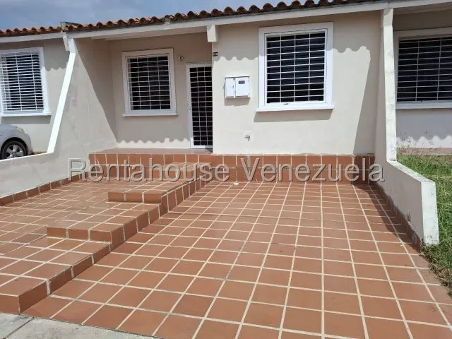 Bray Montoya Vende Espectacular Casa En Exclusiva Urbanización De Cabudare Lista Para Estrenar Y Remodelar Al Gusto Consta De 2 Habitaciones 2 Baños Bellas Áreas Comunes 2#5#1#4#4#4#1 Bray Montoya    