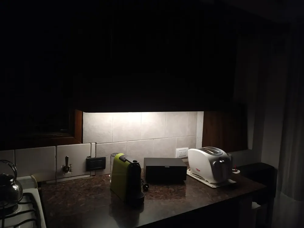 Barra LED recargable instalada