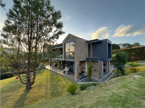 Hermosa Casa Para La Venta En El Alto De Las Palmas