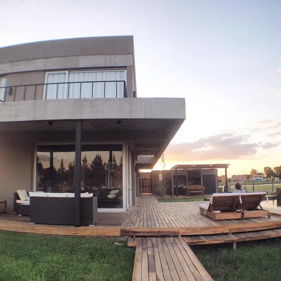 Casa Amoblada En Alquiler, Barrio San Benito, Lote Al Río