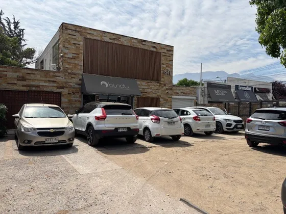 Local Comercial En Las Tranqueras A Pasos De Avda. Vitacura.