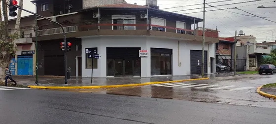 Alquiler Esquina Curupayti Y Av De Mayo