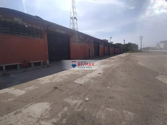 Remax Vende 09 Galpones Comerciales En Tucacas. Carretera Morón Coro. 
