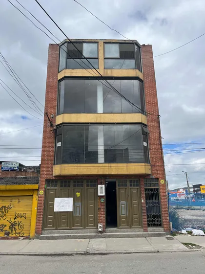Edificio Cuatro Pisos, Remodelado, Ubicado Comercial