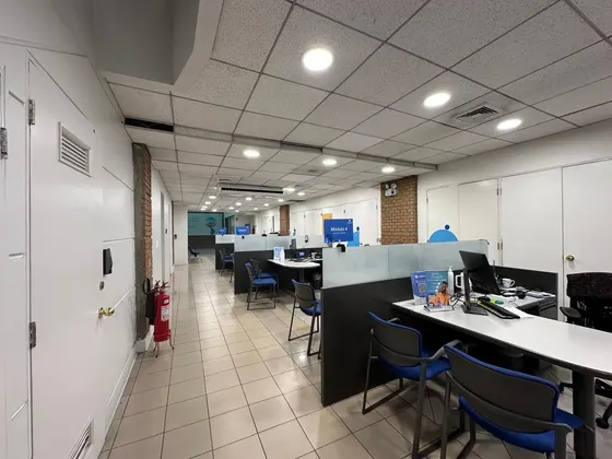 Arriendo Local Comercial De 568 M2 En Calle Huérfanos.