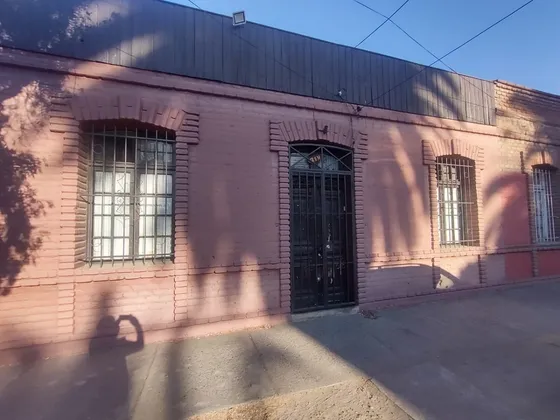 Casa De 1 Piso A Pasos De Av Colon Por Urmeneta. 