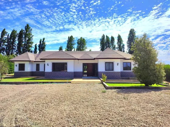 Parcela Con Bellos Jardínes Y Amplia Casa (79192)
