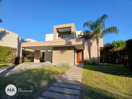 Casa 4 Dormitorios Con Jardín Y Pileta - Miraflores - Funes | Alquiler