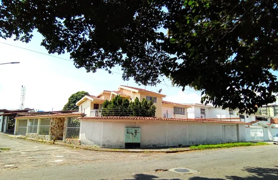 'exclusiva Casa Esquinera En Urb. Pirineos Con Amplios Espacios 