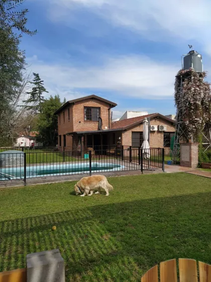 Venta Monte Grande Chalet 4 Dormitorios Lote 900 M2 Parque Quincho Y Pileta