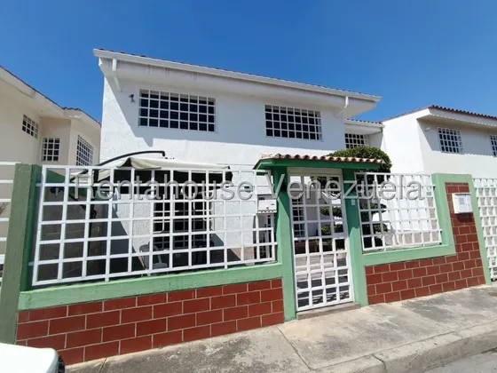 Jip 25-13500. Rentahouse Vende Espectacular Townhouse De 220 Mts2, 4 Hab, 4 Salas De Baños, Hermosa Cocina Concepto Abierto, Conectado A Pozo. En Urb. Villas Del Sol, Maracay