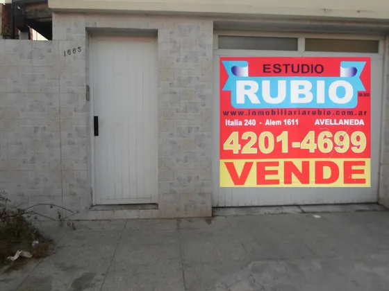 Amplia Casa 4 Ambientes Con Patio Y Cochera Cubierta !!