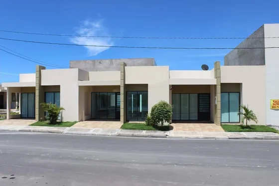 Moderna Casa De Un Piso En Zona De Alta Valorizacion