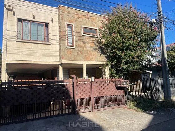 Casa En Venta De 5 Dorm. En Curicó