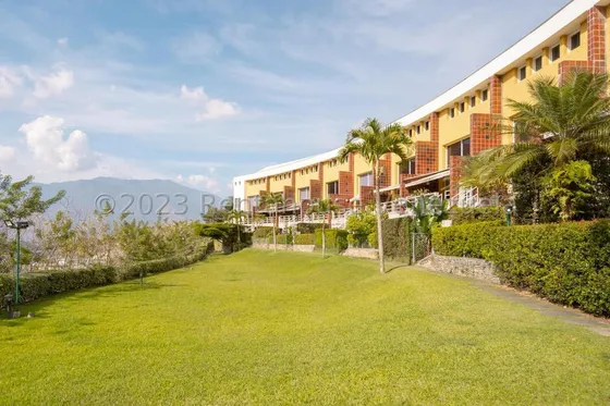 Cómodo Amplio Y De Varios Niveles Townhouse En Venta Los Naranjos Del Cafetal I