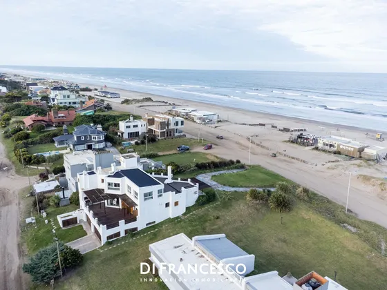 Casa De 7 Ambientes En Venta En Pinamar - Oportunidad Frente Al Mar